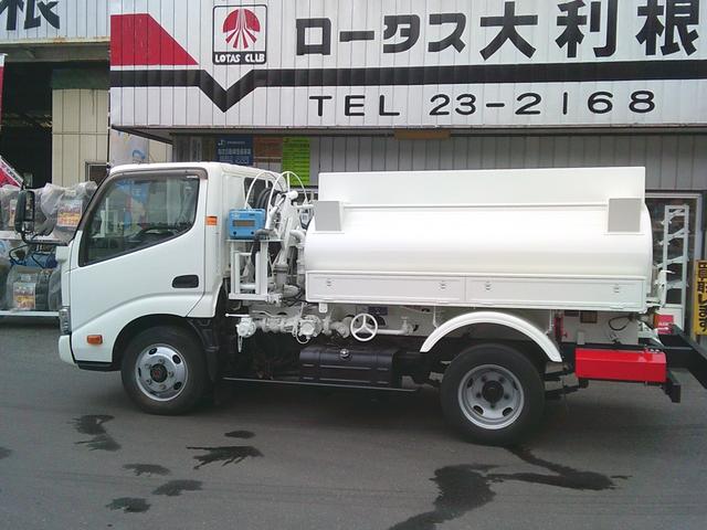 デュトロ 　平成２７年度燃費基準達成車　４ＷＤ　２ＫＬタンクローリー　タンク検査付　デジタルメーター　Ｆリール　エアコン・パワステ・パワーウインドウ　両側エアバッグ付き　５速マニュアル（18枚目）