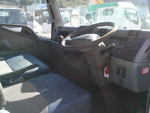 キャンターガッツ  950Lタンクローリー タンク検査付き デジタルメーター プリセット機能付き エアコン・パワステ 運転席側エアバッグ付き Rダブルタイヤ(9枚目)