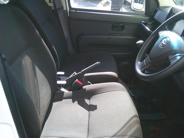 ハイゼットカーゴ クルーズターボＳＡＩＩＩ　４ＷＤ　ＭＴ　衝突被害軽減システム　クリアランスソナー　ナビ　ＴＶ　バックカメラ　両側スライドドア　アイドリングストップ　電動格納ミラー　オートマチックハイビーム　ＥＳＣ　エアコン（11枚目）