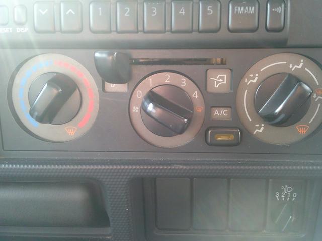 アトラストラック 　１３５０Ｌタンクローリー　デジタルメーター　プリセット機能付き　ダブルタイヤ　エアコン・パワステ・パワーウインドウ付き　５速マニュアル（5枚目）