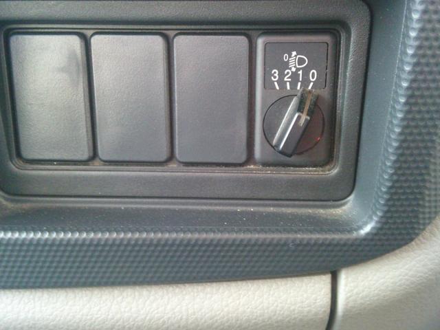 アトラストラック 　１３５０Ｌタンクローリー　デジタルメーター　プリセット機能付き　ダブルタイヤ　エアコン・パワステ・パワーウインドウ付き　５速マニュアル（7枚目）