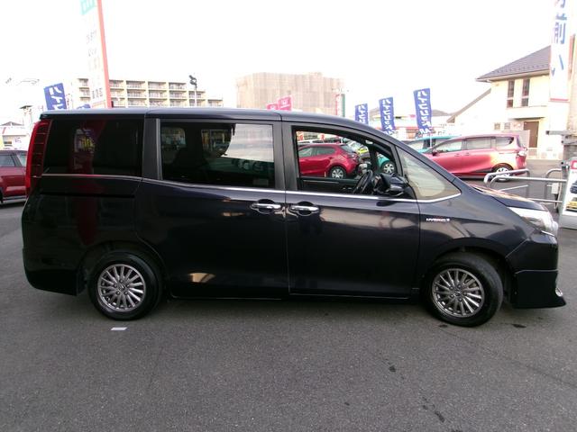 エスクァイア ハイブリッドＸｉ　純正ナビ　バックカメラ　ＥＴＣ　フリップダウンモニター　シートヒーター（4枚目）