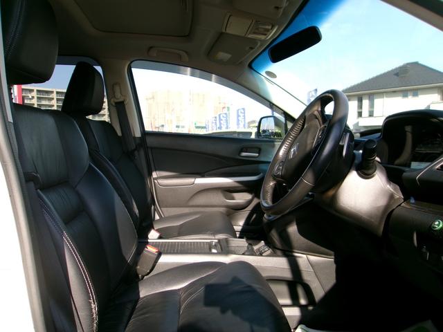 シンプルでホールド性のいいフロントシート☆長距離の運転も疲れにくいですよ