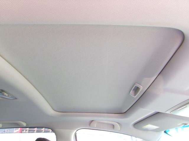 解放感たっぷりのサンルーフが付いています！将来車を売却した時に査定額がアップするかも？！