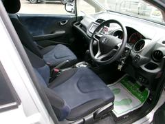 シンプルでホールド性のいいフロントシート☆長距離の運転も疲れにくいですよ。 2