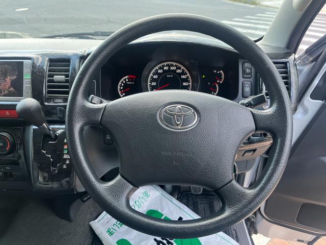 ハイエースワゴン ＧＬ　１０人乗り　４ＷＤ　Ｗ５８純正ナビ　ワンセグ　バックカメラ　パワースライドドア　デイトナ１５インチホイール　ＥＴＣ　ドアバイザー　後席フィルム　取説記録簿　スペアキー　スタッドレスタイヤ＆１５アルミ（9枚目）