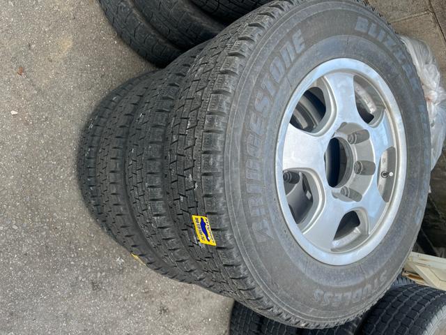 ハイエースワゴン ＧＬ　１０人乗り　４ＷＤ　Ｗ５８純正ナビ　ワンセグ　バックカメラ　パワースライドドア　デイトナ１５インチホイール　ＥＴＣ　ドアバイザー　後席フィルム　取説記録簿　スペアキー　スタッドレスタイヤ＆１５アルミ（72枚目）