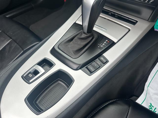 Ｚ４ ｓＤｒｉｖｅ２３ｉスタイルエッセンス　正規ディーラー車　ＭＡＶＩＮ製エアロパーツ　ローダウン　レザー調シートカバー　１７インチアルミホイール　ＨＩＤライト　ＥＴＣ　キーレス　新品エンブレム　純正オーディオ　パドルシフトマニュアルモード（8枚目）
