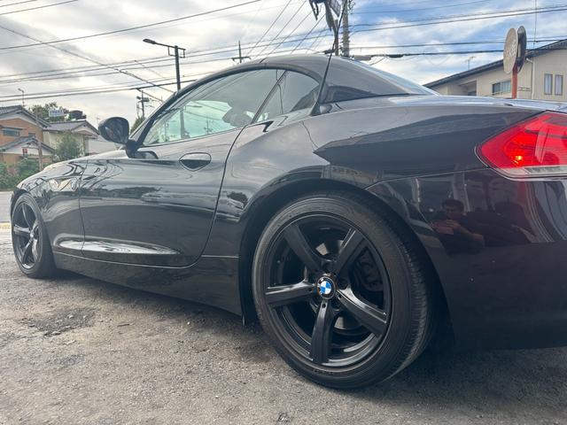 Ｚ４ ｓＤｒｉｖｅ２３ｉスタイルエッセンス　正規ディーラー車　ＭＡＶＩＮ製エアロパーツ　ローダウン　レザー調シートカバー　１７インチアルミホイール　ＨＩＤライト　ＥＴＣ　キーレス　新品エンブレム　純正オーディオ　パドルシフトマニュアルモード（13枚目）