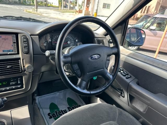 エクスプローラー ＸＬＴ　正規ディーラー車　新品タイヤ　社外１７インチホイール　エクリプス製ナビ　バックカメラ　ヒッチメンバー　パワーシート　キーレス　ＥＴＣ　ドアバイザー　取説記録簿　スペアキー（6枚目）
