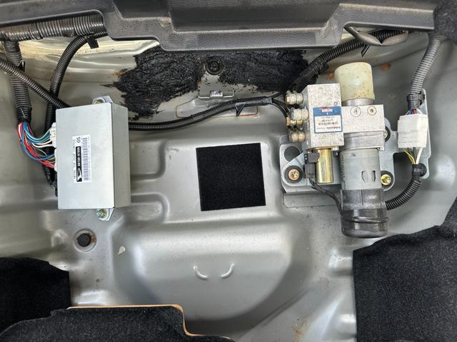 コペン ２ｎｄアニバーサリーエディション　純正レカロシート　社外ナビ　社外ＬＥＤテールランプ　ＥＴＣ　ＭＯＭＯステアリング　シートヒーター　ワンセグ　ＥＴＣ　キーレス　ＨＩＤライト　純正１５インチアルミホイール（12枚目）