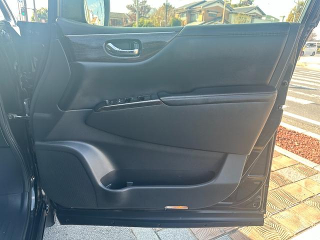 エルグランド 250ハイウェイスター 7人乗り 社外ナビ ハーフレザーシート オットマン 両側電動スライドドア フルセグ バックカメラ スマートキー プッシュスタート HIDライト 純正18インチアルミホイール 取説記録簿 ETC(30枚目)