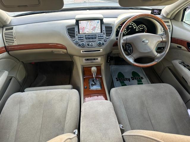 シーマ ３００Ｇ　中期モデル　新品タイヤ　インタークーラーターボ　純正ナビ　パワーシート　オットマン　バックカメラ　１８インチアルミホイール　マルチプロジェクターＨＩＤ　ＥＴＣ　キーレス　ドアバイザー　レーダー探知機（2枚目）