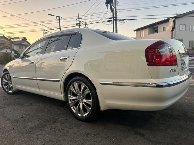 シーマ ３００Ｇ　中期モデル　新品タイヤ　インタークーラーターボ　純正ナビ　パワーシート　オットマン　バックカメラ　１８インチアルミホイール　マルチプロジェクターＨＩＤ　ＥＴＣ　キーレス　ドアバイザー　レーダー探知機（3枚目）