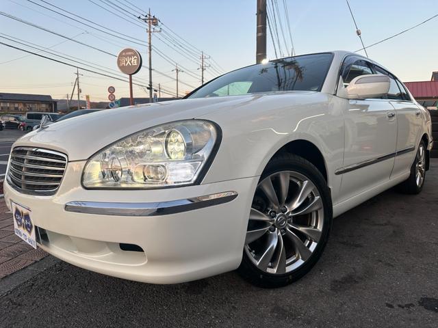 シーマ ３００Ｇ　中期モデル　新品タイヤ　インタークーラーターボ　純正ナビ　パワーシート　オットマン　バックカメラ　１８インチアルミホイール　マルチプロジェクターＨＩＤ　ＥＴＣ　キーレス　ドアバイザー　レーダー探知機（4枚目）