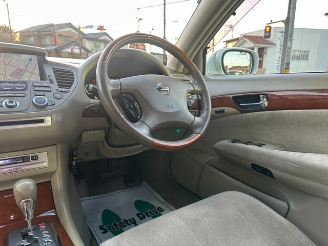 シーマ ３００Ｇ　中期モデル　新品タイヤ　インタークーラーターボ　純正ナビ　パワーシート　オットマン　バックカメラ　１８インチアルミホイール　マルチプロジェクターＨＩＤ　ＥＴＣ　キーレス　ドアバイザー　レーダー探知機（6枚目）