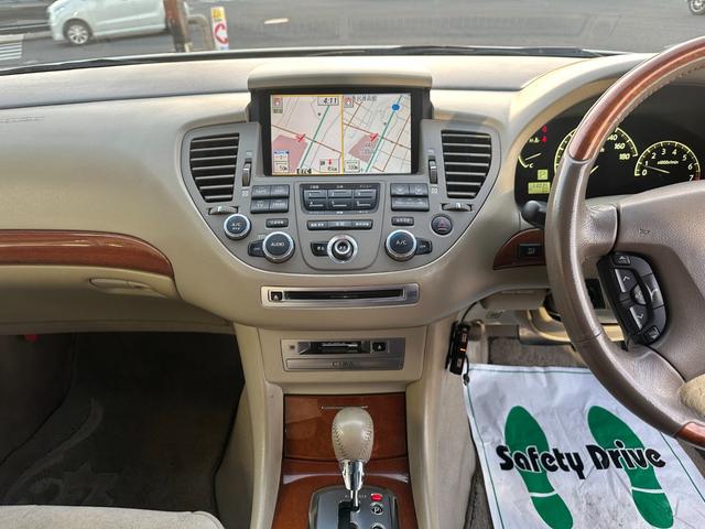 シーマ ３００Ｇ　中期モデル　新品タイヤ　インタークーラーターボ　純正ナビ　パワーシート　オットマン　バックカメラ　１８インチアルミホイール　マルチプロジェクターＨＩＤ　ＥＴＣ　キーレス　ドアバイザー　レーダー探知機（7枚目）