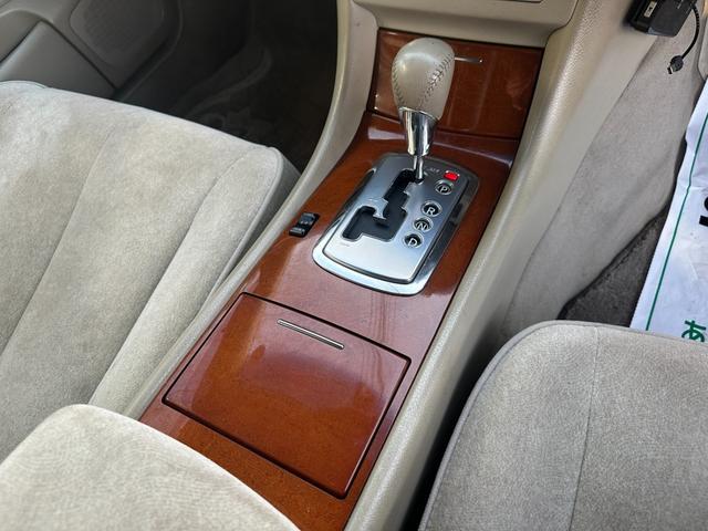 シーマ ３００Ｇ　中期モデル　新品タイヤ　インタークーラーターボ　純正ナビ　パワーシート　オットマン　バックカメラ　１８インチアルミホイール　マルチプロジェクターＨＩＤ　ＥＴＣ　キーレス　ドアバイザー　レーダー探知機（8枚目）