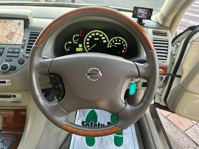 シーマ ３００Ｇ　中期モデル　新品タイヤ　インタークーラーターボ　純正ナビ　パワーシート　オットマン　バックカメラ　１８インチアルミホイール　マルチプロジェクターＨＩＤ　ＥＴＣ　キーレス　ドアバイザー　レーダー探知機（9枚目）