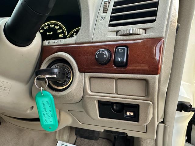 シーマ ３００Ｇ　中期モデル　新品タイヤ　インタークーラーターボ　純正ナビ　パワーシート　オットマン　バックカメラ　１８インチアルミホイール　マルチプロジェクターＨＩＤ　ＥＴＣ　キーレス　ドアバイザー　レーダー探知機（10枚目）