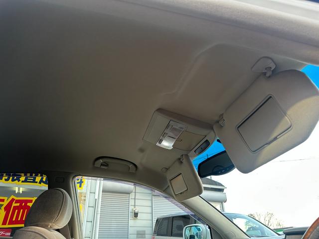 シーマ ３００Ｇ　中期モデル　新品タイヤ　インタークーラーターボ　純正ナビ　パワーシート　オットマン　バックカメラ　１８インチアルミホイール　マルチプロジェクターＨＩＤ　ＥＴＣ　キーレス　ドアバイザー　レーダー探知機（11枚目）