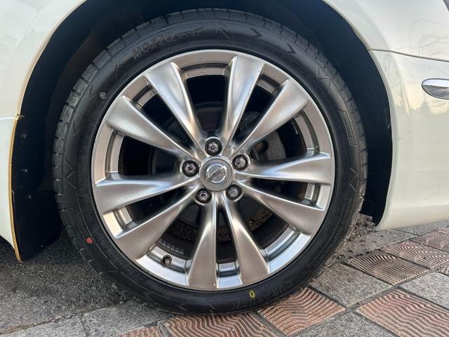 シーマ ３００Ｇ　中期モデル　新品タイヤ　インタークーラーターボ　純正ナビ　パワーシート　オットマン　バックカメラ　１８インチアルミホイール　マルチプロジェクターＨＩＤ　ＥＴＣ　キーレス　ドアバイザー　レーダー探知機（12枚目）