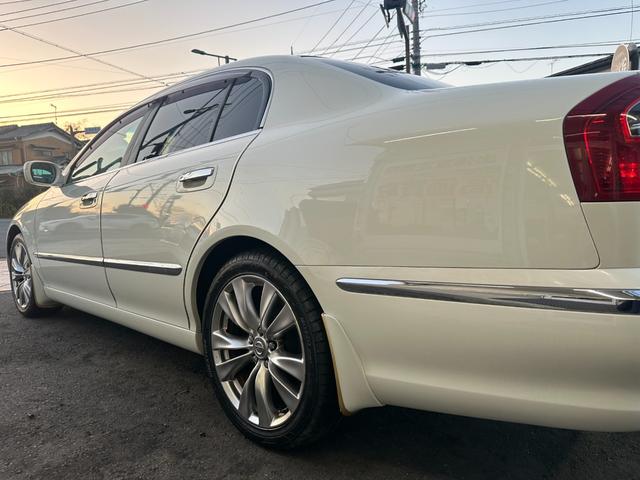 シーマ ３００Ｇ　中期モデル　新品タイヤ　インタークーラーターボ　純正ナビ　パワーシート　オットマン　バックカメラ　１８インチアルミホイール　マルチプロジェクターＨＩＤ　ＥＴＣ　キーレス　ドアバイザー　レーダー探知機（13枚目）