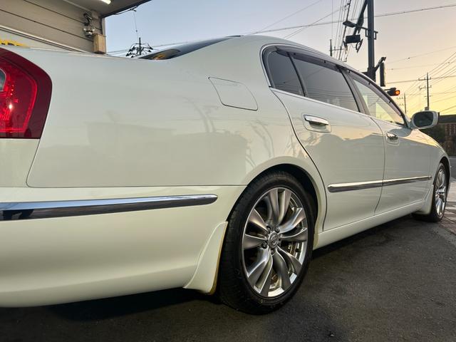 シーマ ３００Ｇ　中期モデル　新品タイヤ　インタークーラーターボ　純正ナビ　パワーシート　オットマン　バックカメラ　１８インチアルミホイール　マルチプロジェクターＨＩＤ　ＥＴＣ　キーレス　ドアバイザー　レーダー探知機（14枚目）