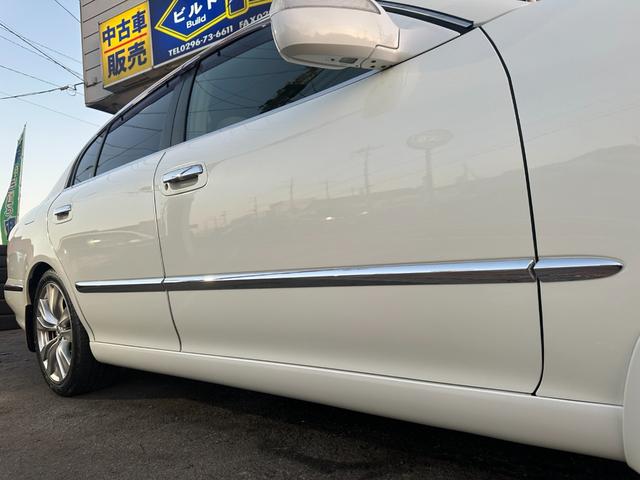 シーマ ３００Ｇ　中期モデル　新品タイヤ　インタークーラーターボ　純正ナビ　パワーシート　オットマン　バックカメラ　１８インチアルミホイール　マルチプロジェクターＨＩＤ　ＥＴＣ　キーレス　ドアバイザー　レーダー探知機（15枚目）