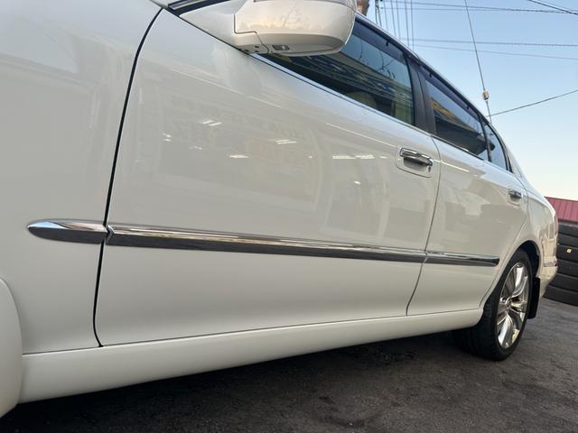 シーマ ３００Ｇ　中期モデル　新品タイヤ　インタークーラーターボ　純正ナビ　パワーシート　オットマン　バックカメラ　１８インチアルミホイール　マルチプロジェクターＨＩＤ　ＥＴＣ　キーレス　ドアバイザー　レーダー探知機（16枚目）