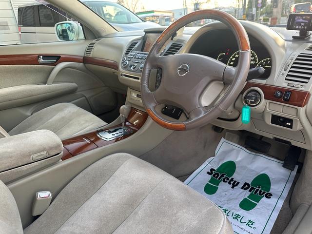 シーマ ３００Ｇ　中期モデル　新品タイヤ　インタークーラーターボ　純正ナビ　パワーシート　オットマン　バックカメラ　１８インチアルミホイール　マルチプロジェクターＨＩＤ　ＥＴＣ　キーレス　ドアバイザー　レーダー探知機（17枚目）