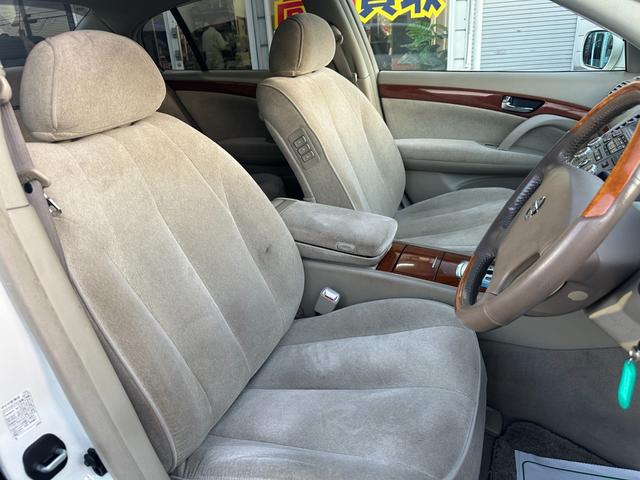 シーマ ３００Ｇ　中期モデル　新品タイヤ　インタークーラーターボ　純正ナビ　パワーシート　オットマン　バックカメラ　１８インチアルミホイール　マルチプロジェクターＨＩＤ　ＥＴＣ　キーレス　ドアバイザー　レーダー探知機（18枚目）