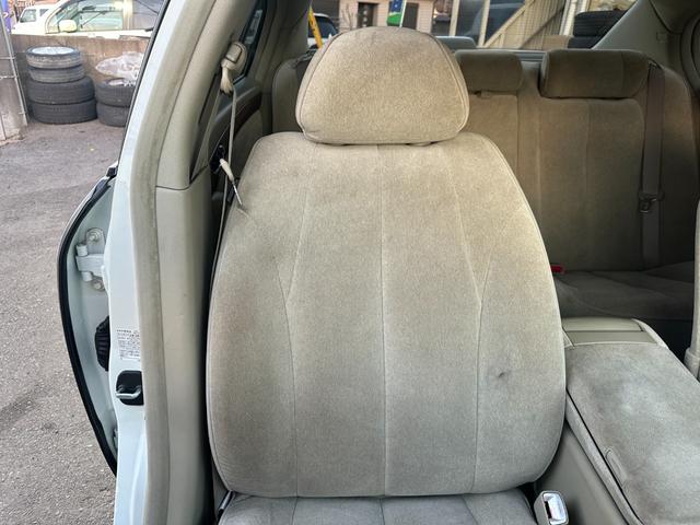 シーマ ３００Ｇ　中期モデル　新品タイヤ　インタークーラーターボ　純正ナビ　パワーシート　オットマン　バックカメラ　１８インチアルミホイール　マルチプロジェクターＨＩＤ　ＥＴＣ　キーレス　ドアバイザー　レーダー探知機（19枚目）