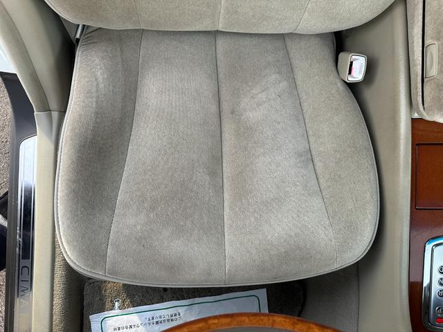 シーマ ３００Ｇ　中期モデル　新品タイヤ　インタークーラーターボ　純正ナビ　パワーシート　オットマン　バックカメラ　１８インチアルミホイール　マルチプロジェクターＨＩＤ　ＥＴＣ　キーレス　ドアバイザー　レーダー探知機（20枚目）