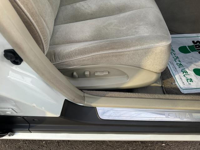 シーマ ３００Ｇ　中期モデル　新品タイヤ　インタークーラーターボ　純正ナビ　パワーシート　オットマン　バックカメラ　１８インチアルミホイール　マルチプロジェクターＨＩＤ　ＥＴＣ　キーレス　ドアバイザー　レーダー探知機（21枚目）