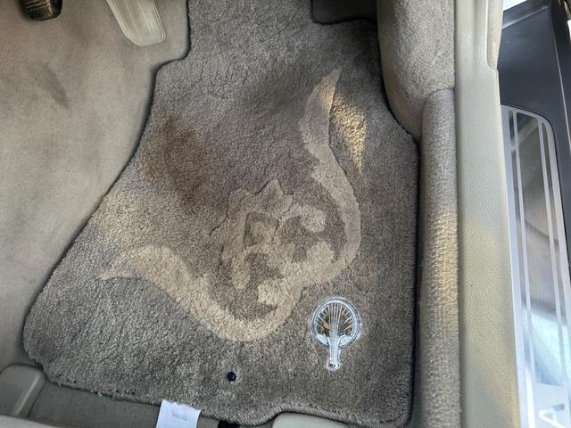 シーマ ３００Ｇ　中期モデル　新品タイヤ　インタークーラーターボ　純正ナビ　パワーシート　オットマン　バックカメラ　１８インチアルミホイール　マルチプロジェクターＨＩＤ　ＥＴＣ　キーレス　ドアバイザー　レーダー探知機（22枚目）