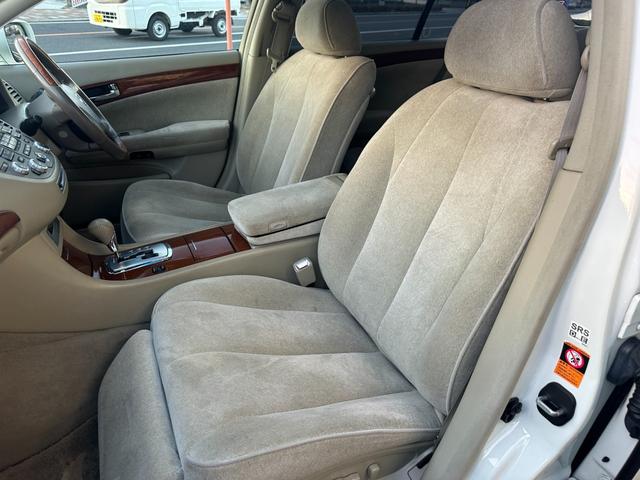 シーマ ３００Ｇ　中期モデル　新品タイヤ　インタークーラーターボ　純正ナビ　パワーシート　オットマン　バックカメラ　１８インチアルミホイール　マルチプロジェクターＨＩＤ　ＥＴＣ　キーレス　ドアバイザー　レーダー探知機（24枚目）