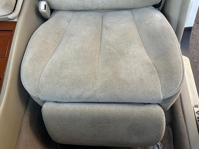 シーマ ３００Ｇ　中期モデル　新品タイヤ　インタークーラーターボ　純正ナビ　パワーシート　オットマン　バックカメラ　１８インチアルミホイール　マルチプロジェクターＨＩＤ　ＥＴＣ　キーレス　ドアバイザー　レーダー探知機（26枚目）