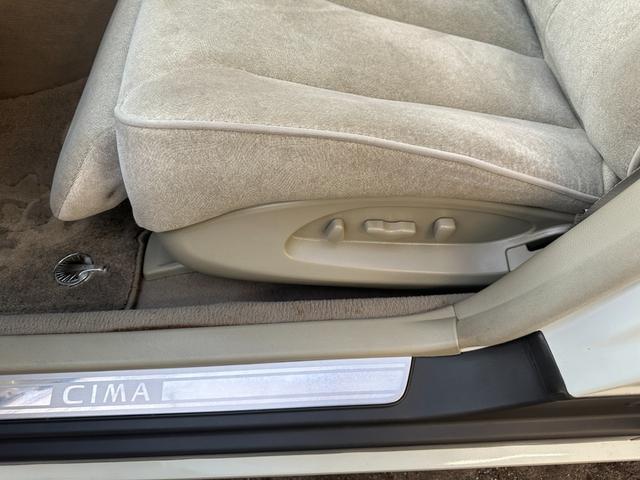 シーマ ３００Ｇ　中期モデル　新品タイヤ　インタークーラーターボ　純正ナビ　パワーシート　オットマン　バックカメラ　１８インチアルミホイール　マルチプロジェクターＨＩＤ　ＥＴＣ　キーレス　ドアバイザー　レーダー探知機（27枚目）