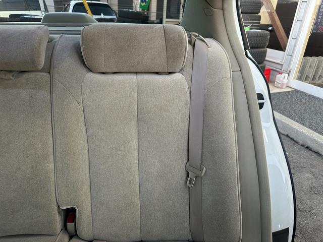 シーマ ３００Ｇ　中期モデル　新品タイヤ　インタークーラーターボ　純正ナビ　パワーシート　オットマン　バックカメラ　１８インチアルミホイール　マルチプロジェクターＨＩＤ　ＥＴＣ　キーレス　ドアバイザー　レーダー探知機（33枚目）