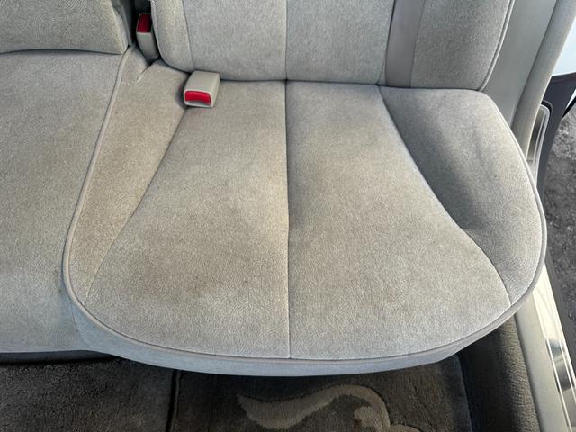 シーマ ３００Ｇ　中期モデル　新品タイヤ　インタークーラーターボ　純正ナビ　パワーシート　オットマン　バックカメラ　１８インチアルミホイール　マルチプロジェクターＨＩＤ　ＥＴＣ　キーレス　ドアバイザー　レーダー探知機（35枚目）