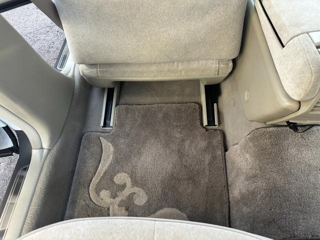 シーマ ３００Ｇ　中期モデル　新品タイヤ　インタークーラーターボ　純正ナビ　パワーシート　オットマン　バックカメラ　１８インチアルミホイール　マルチプロジェクターＨＩＤ　ＥＴＣ　キーレス　ドアバイザー　レーダー探知機（36枚目）