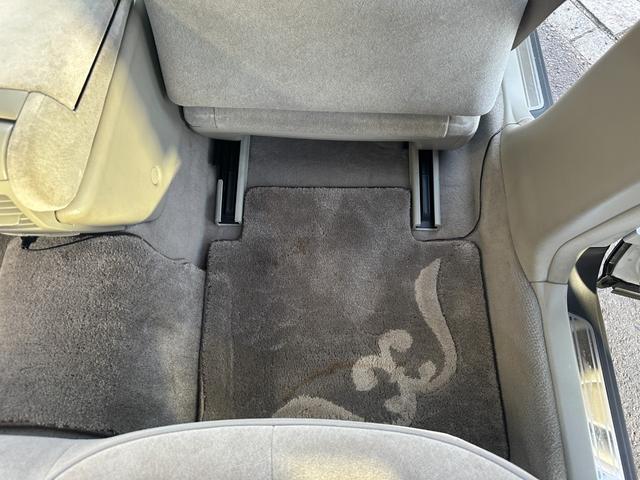 シーマ ３００Ｇ　中期モデル　新品タイヤ　インタークーラーターボ　純正ナビ　パワーシート　オットマン　バックカメラ　１８インチアルミホイール　マルチプロジェクターＨＩＤ　ＥＴＣ　キーレス　ドアバイザー　レーダー探知機（37枚目）