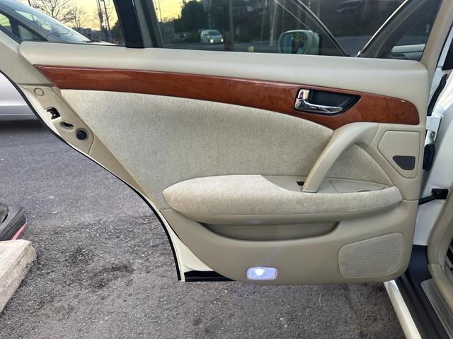 シーマ ３００Ｇ　中期モデル　新品タイヤ　インタークーラーターボ　純正ナビ　パワーシート　オットマン　バックカメラ　１８インチアルミホイール　マルチプロジェクターＨＩＤ　ＥＴＣ　キーレス　ドアバイザー　レーダー探知機（40枚目）