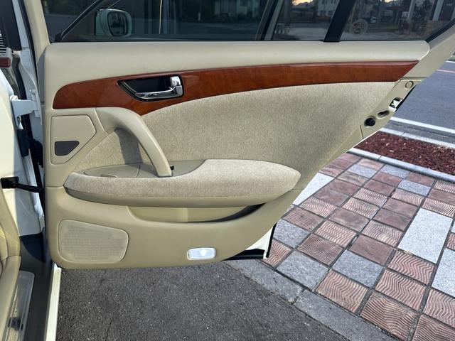 シーマ ３００Ｇ　中期モデル　新品タイヤ　インタークーラーターボ　純正ナビ　パワーシート　オットマン　バックカメラ　１８インチアルミホイール　マルチプロジェクターＨＩＤ　ＥＴＣ　キーレス　ドアバイザー　レーダー探知機（41枚目）