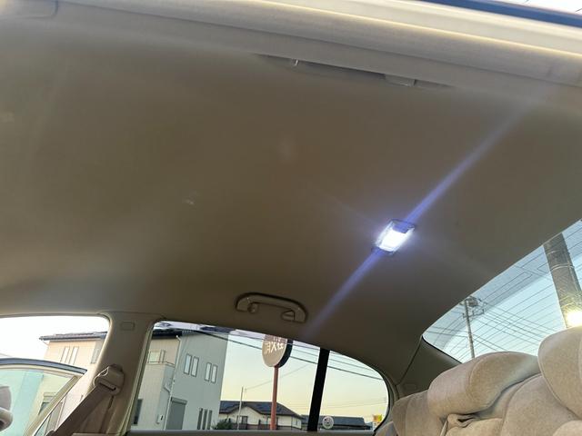 シーマ ３００Ｇ　中期モデル　新品タイヤ　インタークーラーターボ　純正ナビ　パワーシート　オットマン　バックカメラ　１８インチアルミホイール　マルチプロジェクターＨＩＤ　ＥＴＣ　キーレス　ドアバイザー　レーダー探知機（42枚目）