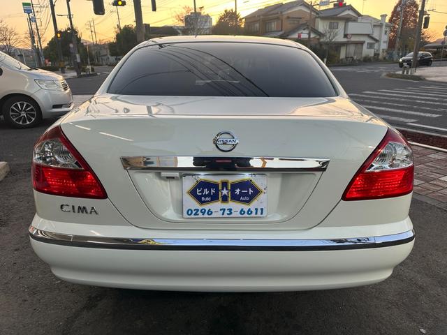 シーマ ３００Ｇ　中期モデル　新品タイヤ　インタークーラーターボ　純正ナビ　パワーシート　オットマン　バックカメラ　１８インチアルミホイール　マルチプロジェクターＨＩＤ　ＥＴＣ　キーレス　ドアバイザー　レーダー探知機（44枚目）