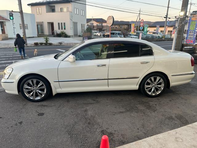 シーマ ３００Ｇ　中期モデル　新品タイヤ　インタークーラーターボ　純正ナビ　パワーシート　オットマン　バックカメラ　１８インチアルミホイール　マルチプロジェクターＨＩＤ　ＥＴＣ　キーレス　ドアバイザー　レーダー探知機（48枚目）