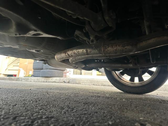 シーマ ３００Ｇ　中期モデル　新品タイヤ　インタークーラーターボ　純正ナビ　パワーシート　オットマン　バックカメラ　１８インチアルミホイール　マルチプロジェクターＨＩＤ　ＥＴＣ　キーレス　ドアバイザー　レーダー探知機（60枚目）