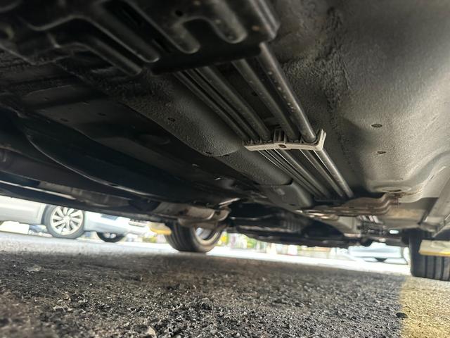 シーマ ３００Ｇ　中期モデル　新品タイヤ　インタークーラーターボ　純正ナビ　パワーシート　オットマン　バックカメラ　１８インチアルミホイール　マルチプロジェクターＨＩＤ　ＥＴＣ　キーレス　ドアバイザー　レーダー探知機（61枚目）